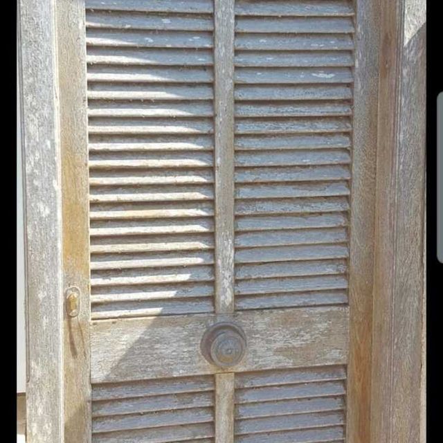 puerta de madera sin tratar