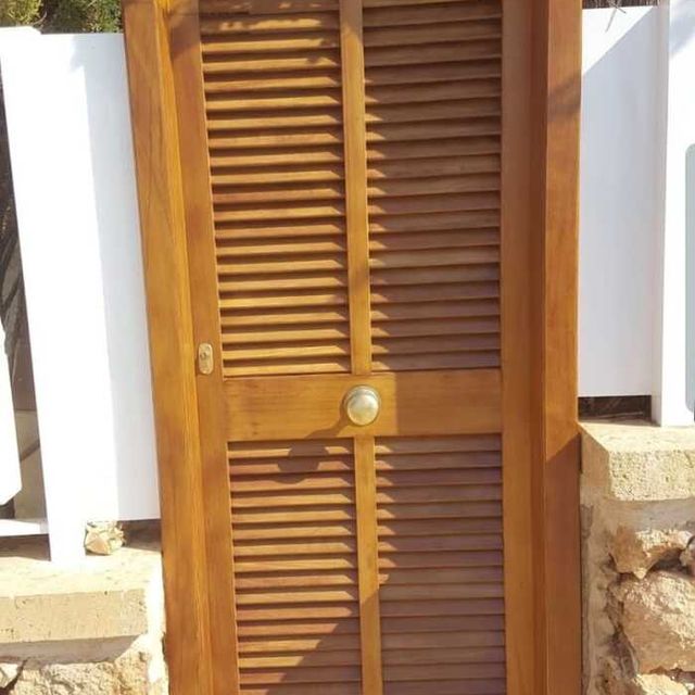 puerta de madera tratada