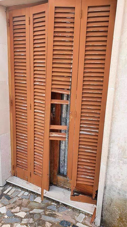 Reparación Persianas Mallorquinas reparación puerta de madera